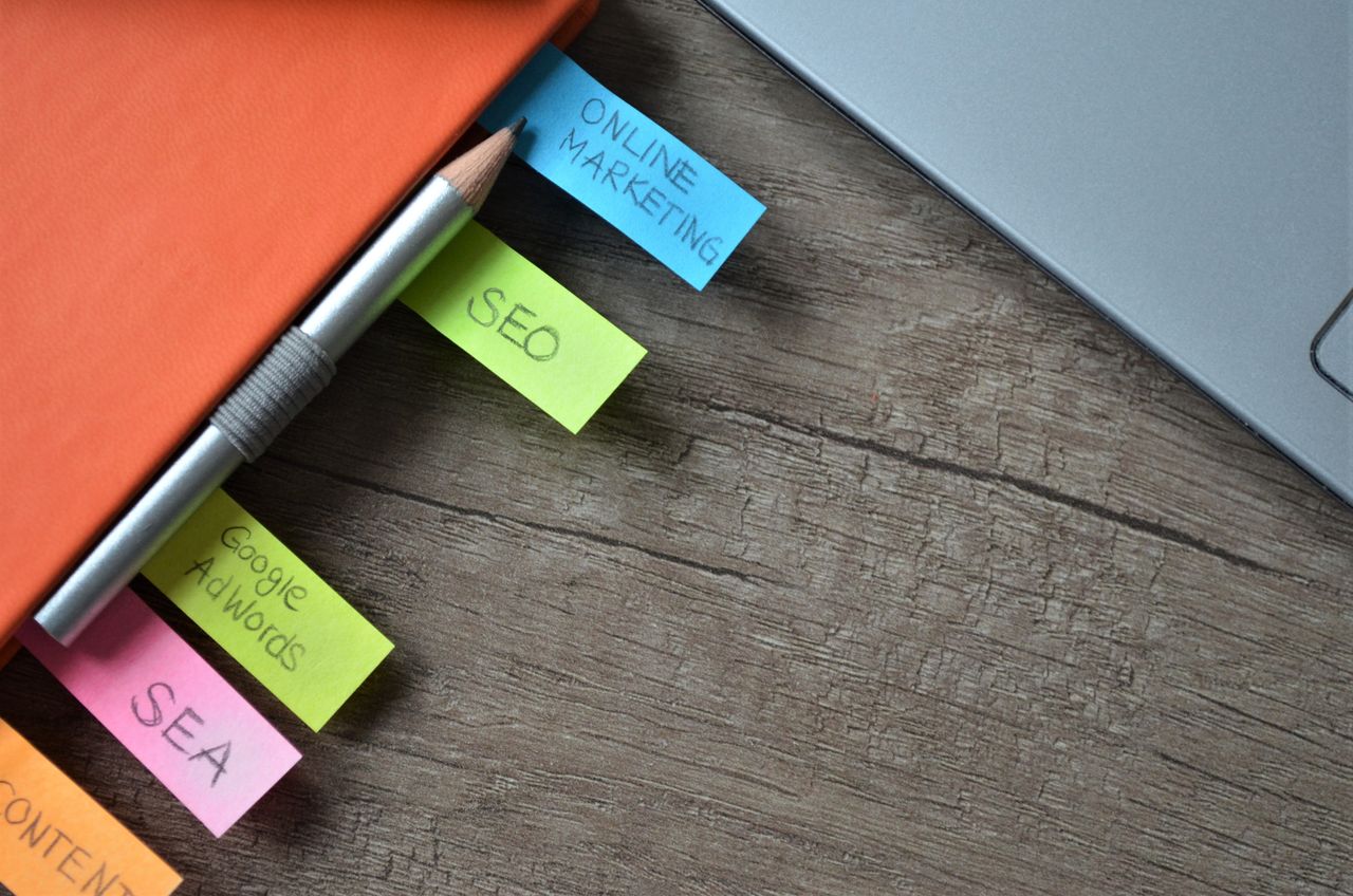 mobile-02 Close-up of SEO strategy planner with colorful sticky notes and a pencil on a notebook.